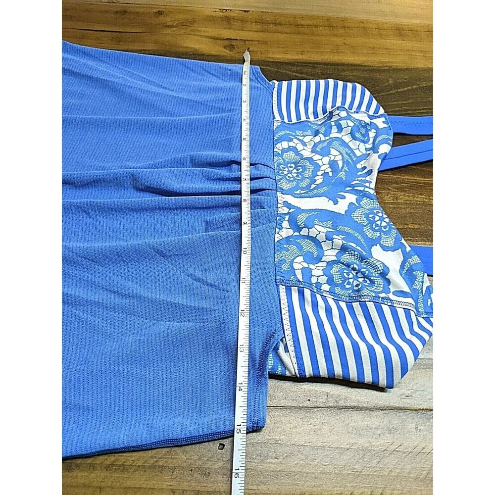 Lululemon Women's With Built In Bra Blue/White Flowers Top Blouse Sz 6